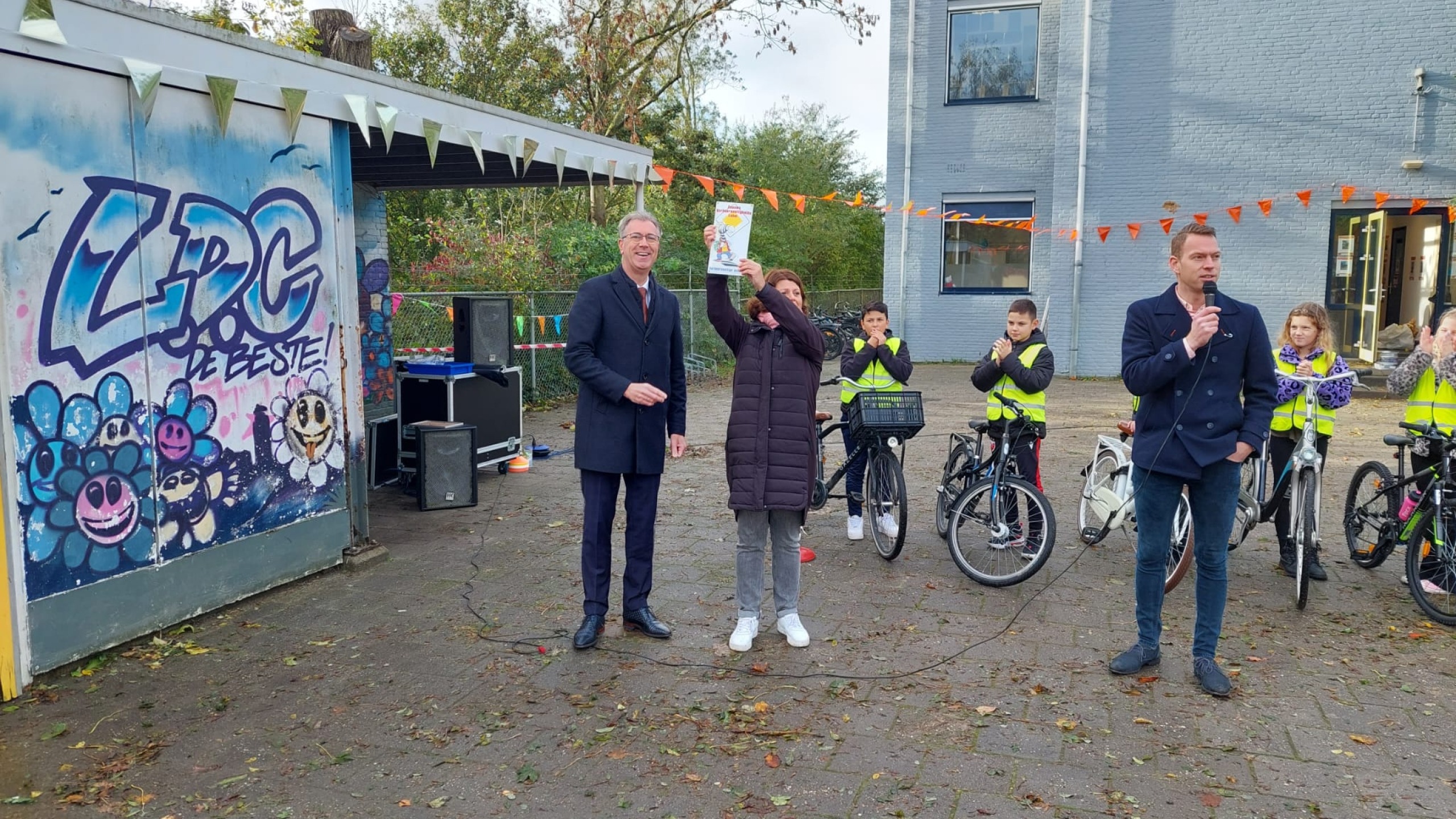Leerlingen docenten en gedeputeerde tijdens de uitreiking ZVL label