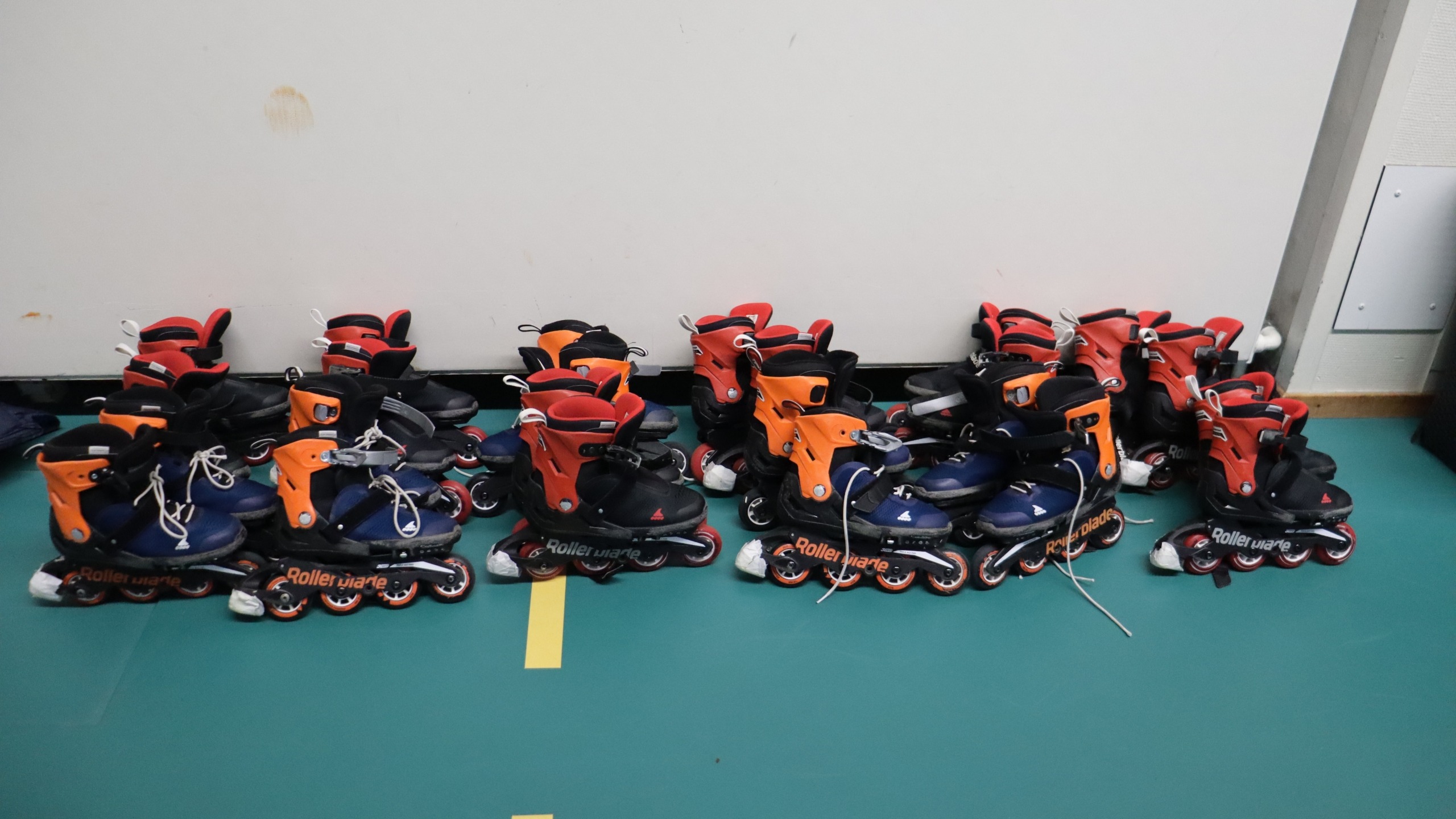 Skates op vloer van gymzaal