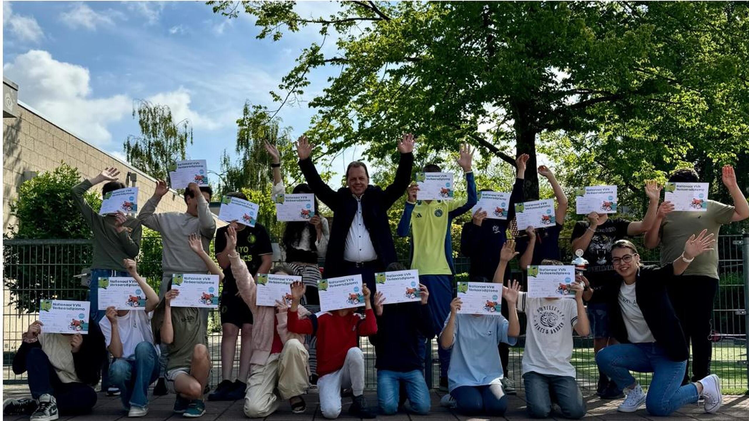 Wethouder Stan Meulblok en leerlingen Auris De Kring juichen