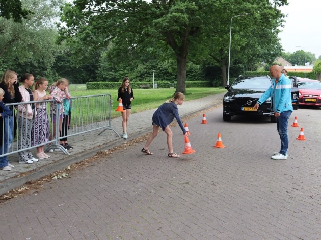 Leerlingen en instructeur bij remwegdemonstratie