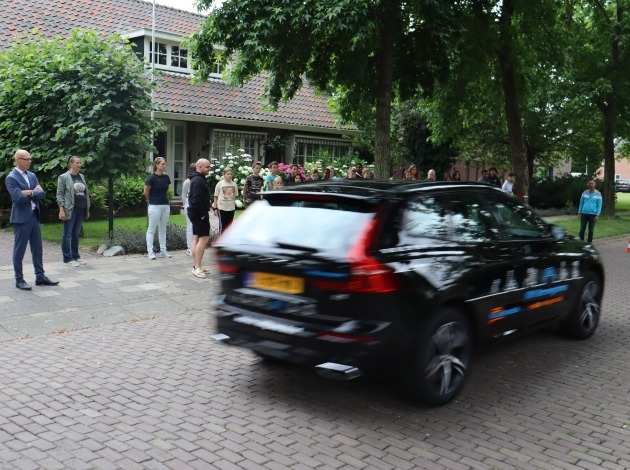 Wethouder en leerlingen kijken naar remwegdemonstratie