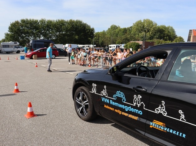 Auto en instructeur van remwegdemonstratie