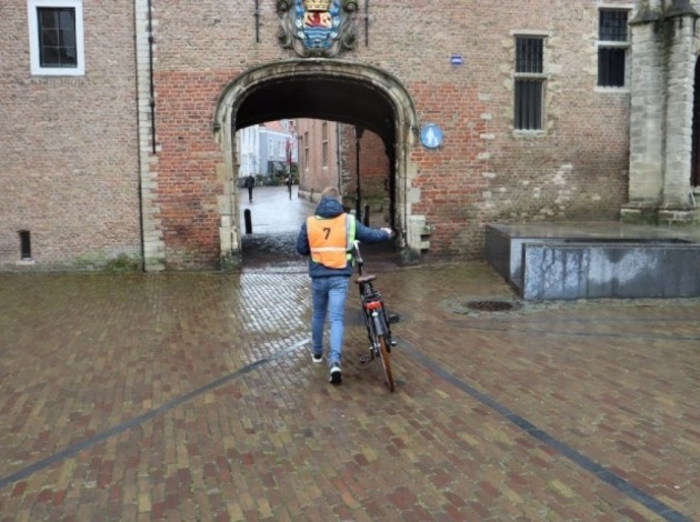 Leerling tijdens praktisch verkeersexamen in Middelburg
