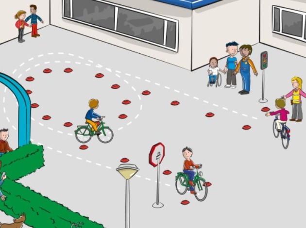 een fietsparcours dat geoefend wordt door kinderen op het schoolplein