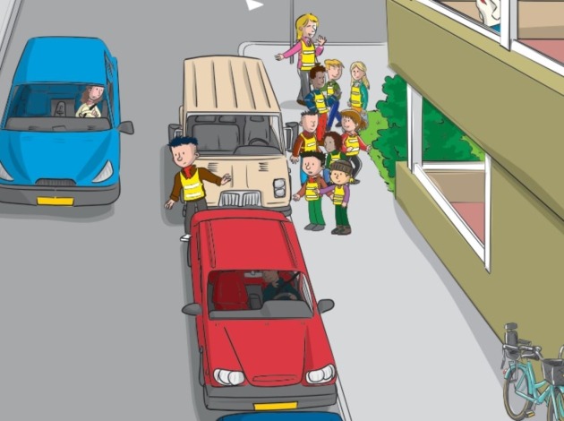 Overstekende leerlingen die begeleid worden tussen auto's door door een verkeersleider