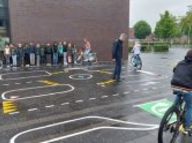 Gedeputeerde en leerlingen op Verkeersplein