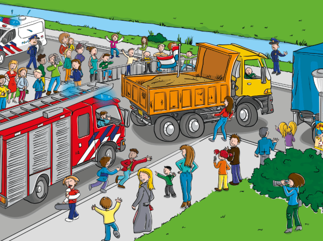 Een tekening met een brandweerwagen, bouwvoertuig en vrachtwagen op een drukke weg waar kinderen spelen en omstanders kijken