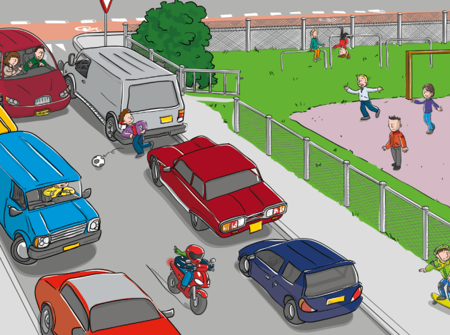 Een tekening van een vol geparkeerde straat met een voetbal veld er naast. een kind rent de straat op achter de bal aan terwijl er een auto aan komt rijden. 