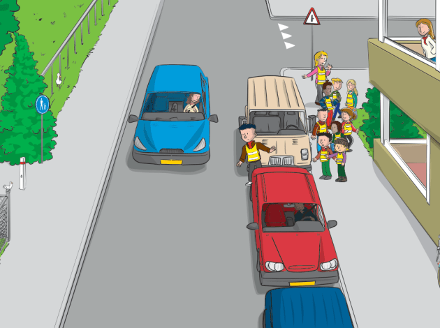 een tekening van een leraar die een klas leerlingen helpt oversteken over een drukke straat naast school