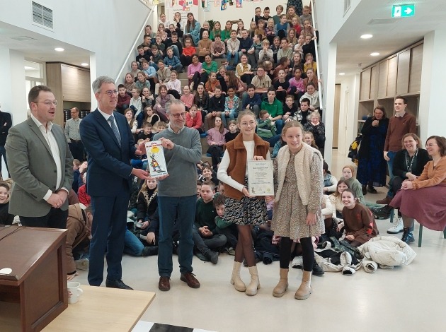 overhandiging muurbord en oorkonde