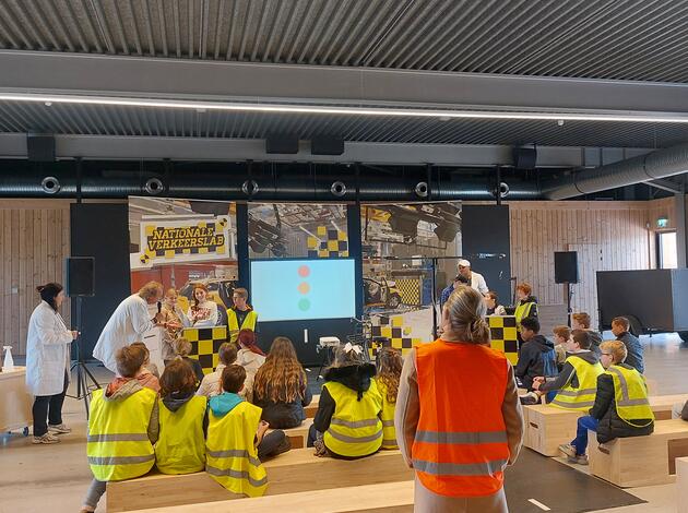 Leerlingen tijdens fietsexamen bij ZLM