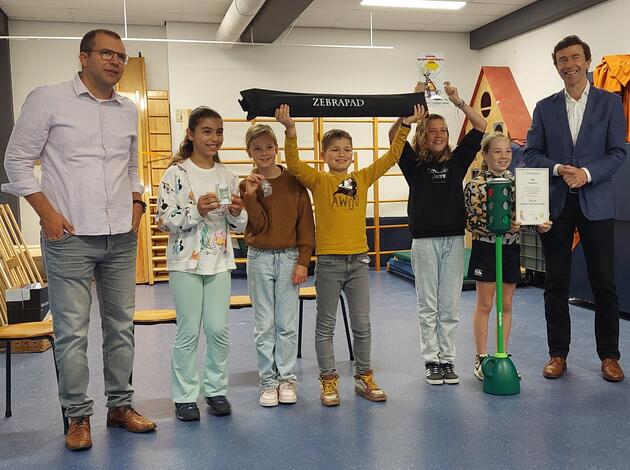 wethouder, directeur en leerlingenraad met label en cadeau's 
