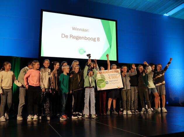 Kinderen van De Regenboog school juichen met gewonnen prijs