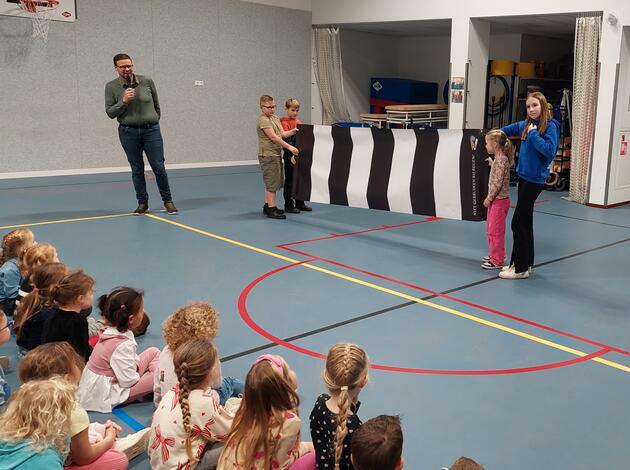 wethouder en kinderen met zebrapadmat