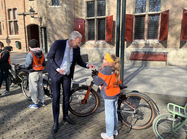 Gedeputeerde en leerling tijdens verkeersexamen op het Abdijplein inic
