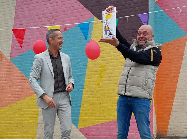 wethouder Jon Herselman reikt muurbord uit aan verkeersouder van De Linge