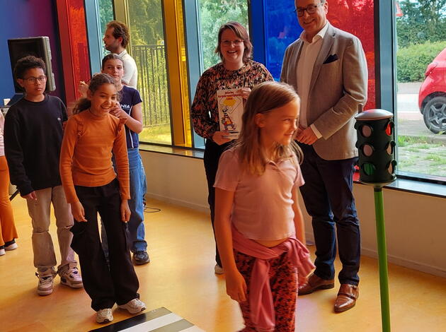 leerlingen nemeen zebrapadmat in gebruik
