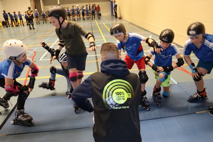 Leerlingen en instructeur bij skateclinic