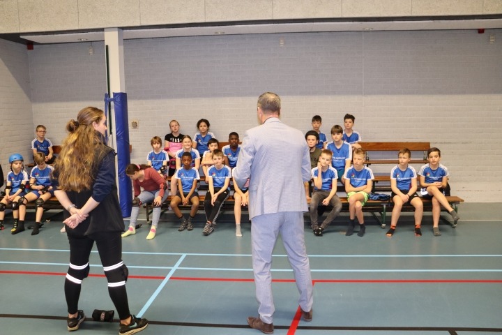 Wethouder en instructeur spreken leerlingen toe