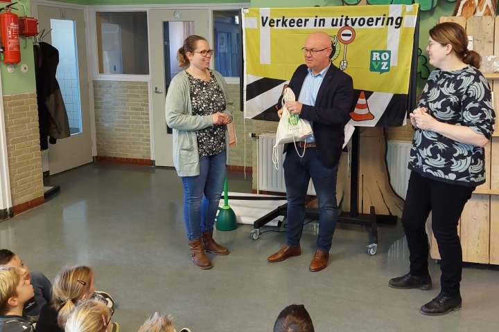 Wethouder reikt ZL uit