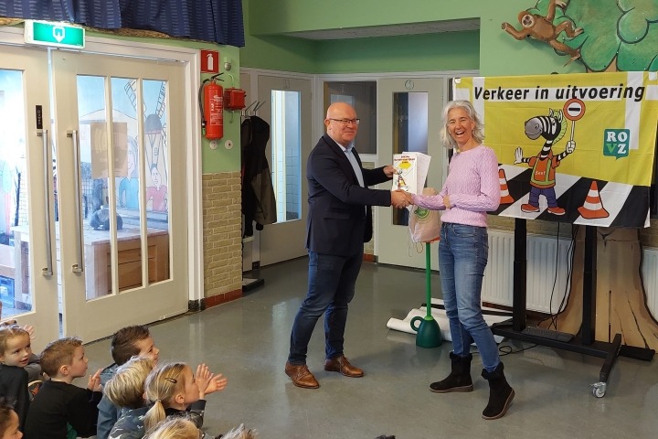 Wethouder reikt muurbord ZVL uit