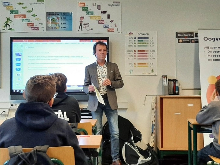 Wethouder spreekt leerlingen toe