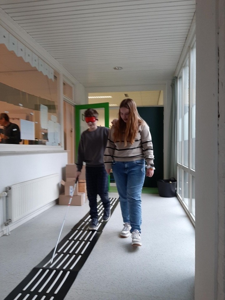 Leerlingen lopenmet taststok in gang