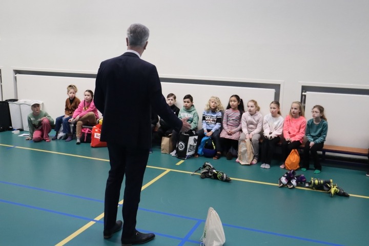 Gedeputeerde spreekt kinderen toe bij skateclinic