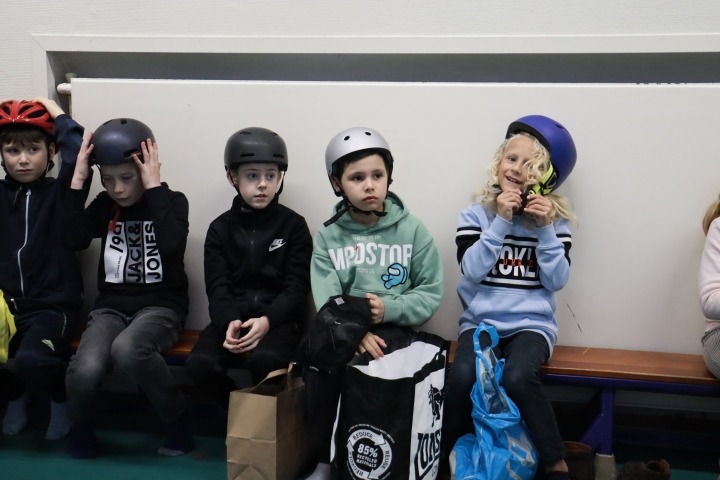 Kinderen met skatehelmen op