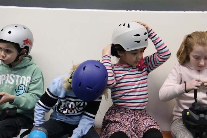 Kinderen met skatehelmen op