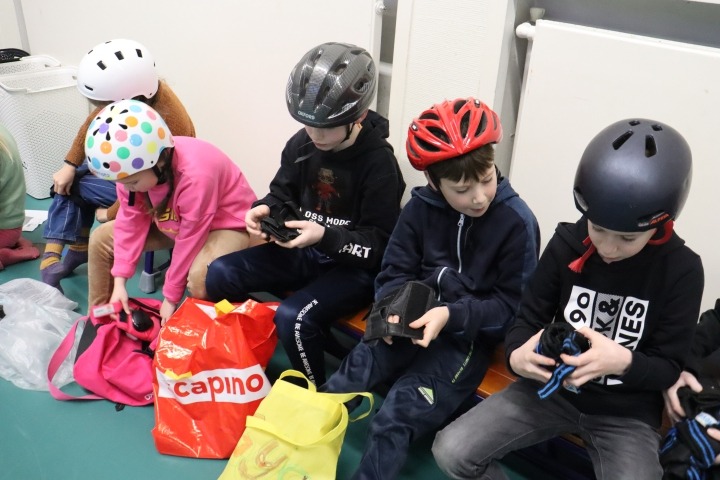 Kinderen trekken bescherming aan bij skaten