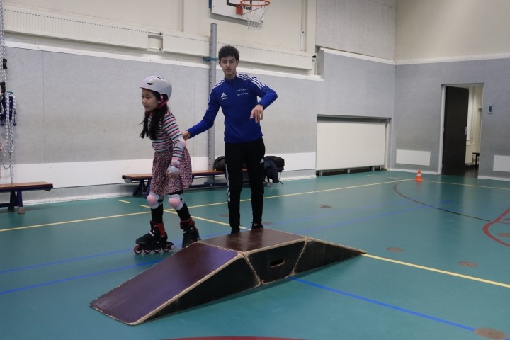 leerling in actie bij skateclinic