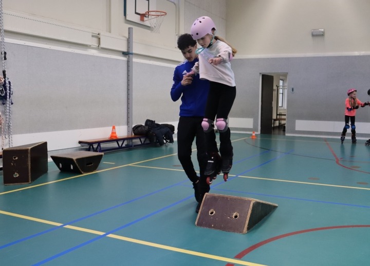 Leerling springt bij skateclinic
