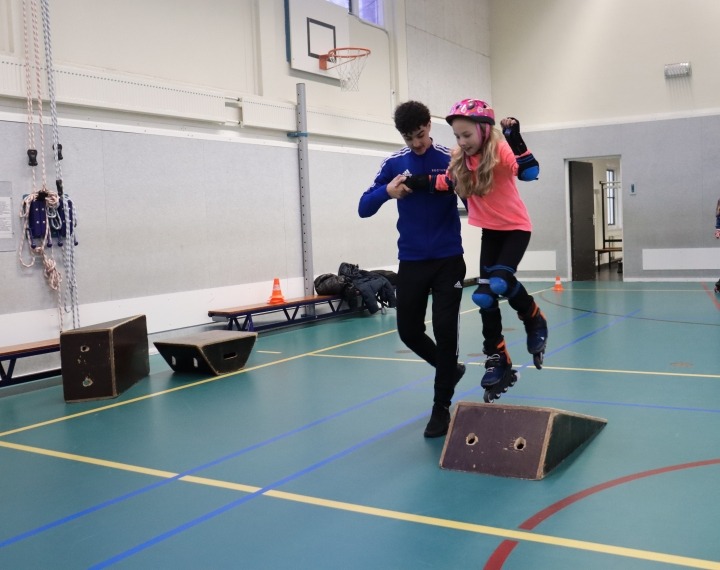 Leerling springt bij skateclinic