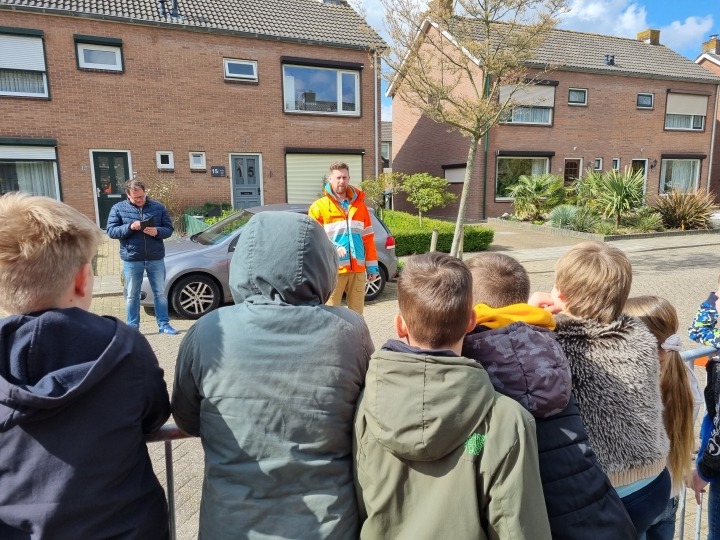 Leerlingen kijken toe bij remwegdemonstratie