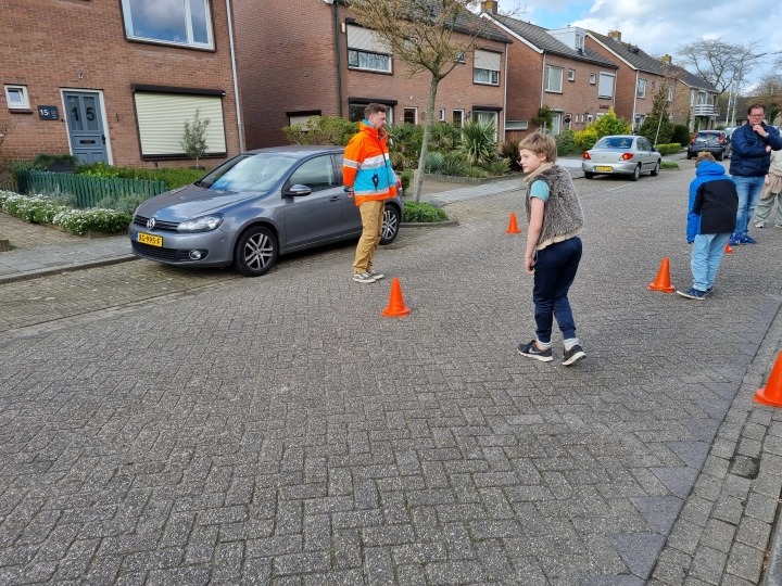 Leerlingen en instructeur plaatsen pionnen op de weg