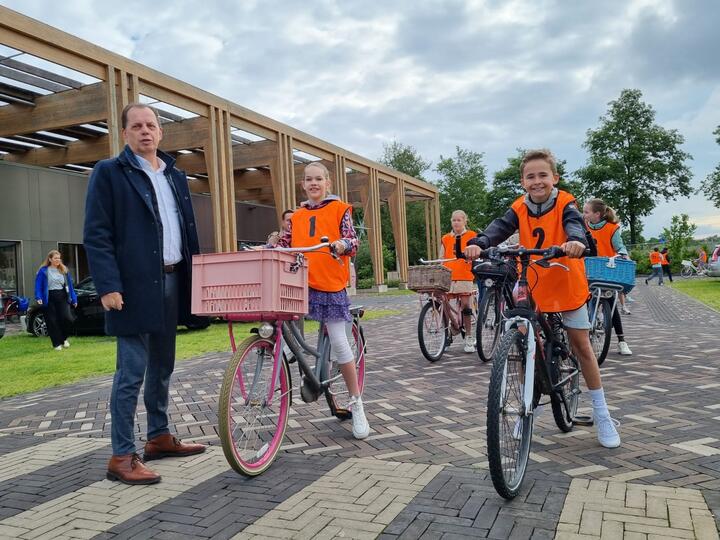 Wethouder en leerlingen tijdens verkeersexamen
