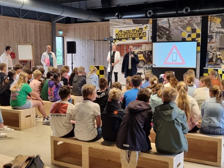 Leerlingen in lokaal tijdens verkeersexamen 