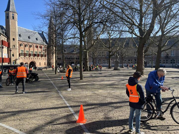 Drukte op het abdijplein tijdens het verkeersexamen