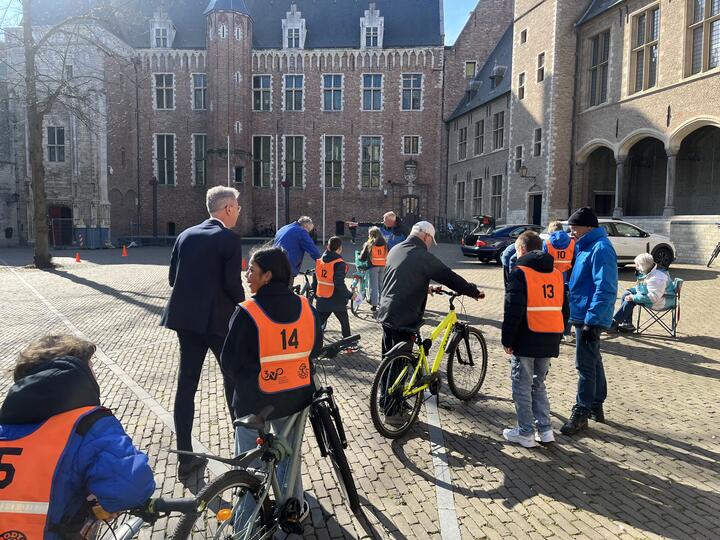 Leerlingen op abdijplein tijdens verkleersexamen