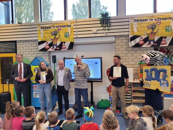 Gedeputeerde en wethouder voor de klas bij uitreiking ZVL