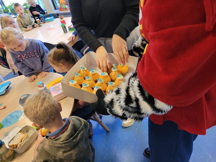Cup cakes worden als traktatie uitgedeeld