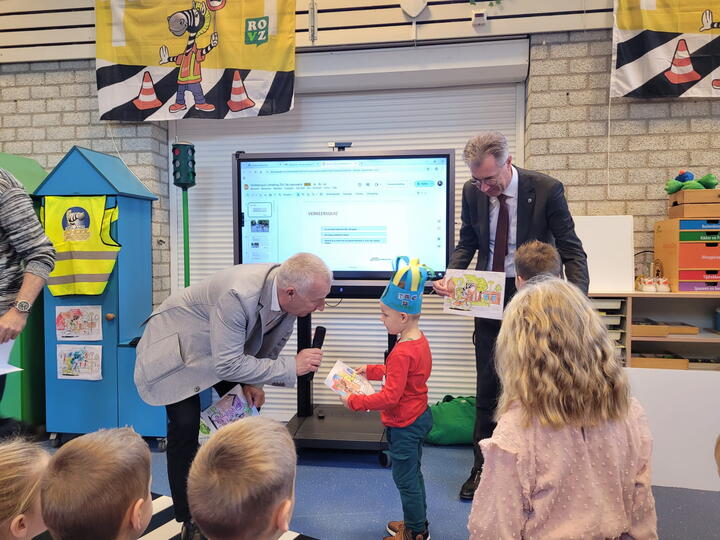 Wethouder praat met leerling