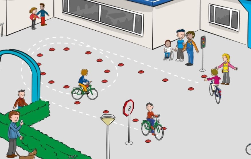 een fietsparcours dat geoefend wordt door kinderen op het schoolplein