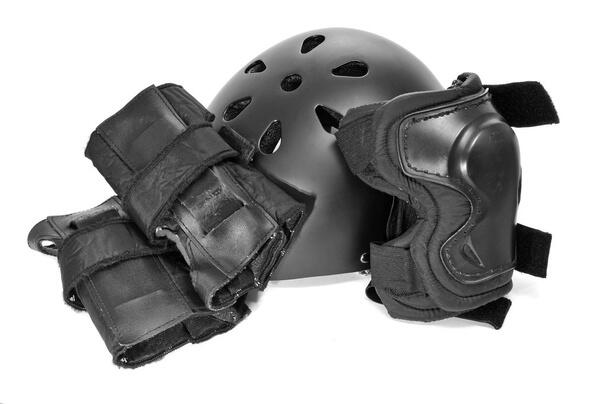 helm, polsbeschermers, elleboogbeschermers en kniebeschermers
