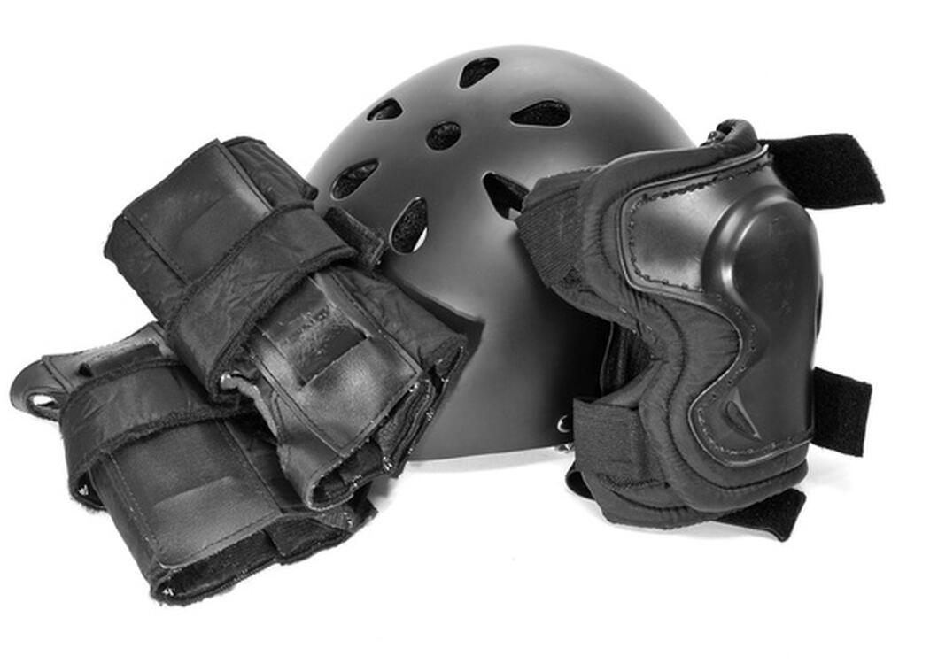 helm, polsbeschermers, elleboogbeschermers en kniebeschermers