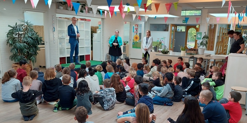 Wethouder houdt toespraak bij labeluitreiking Voorhoute Kruiningen