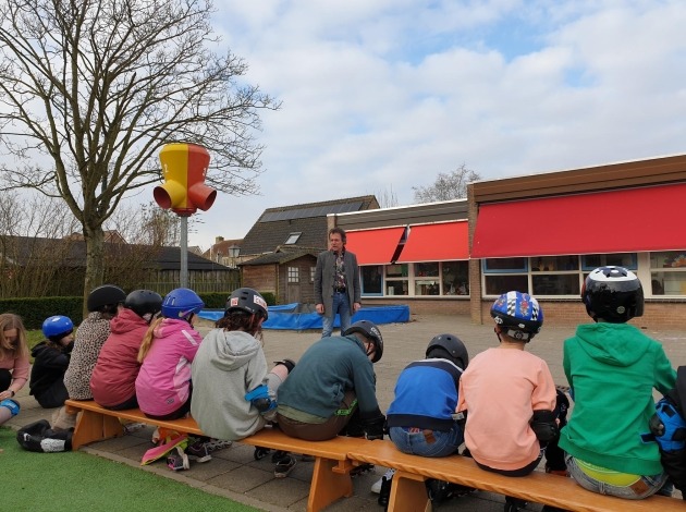 Leerlingen van De Oostvogel in Lamswaarde bij skateclinic