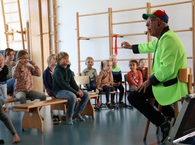 Frankel en leerlingen tijdens de gastles