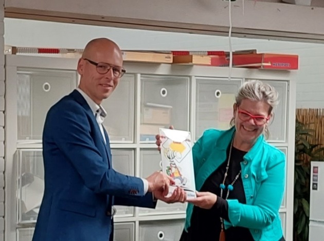 Wethouder overhandigd ZVL aan school